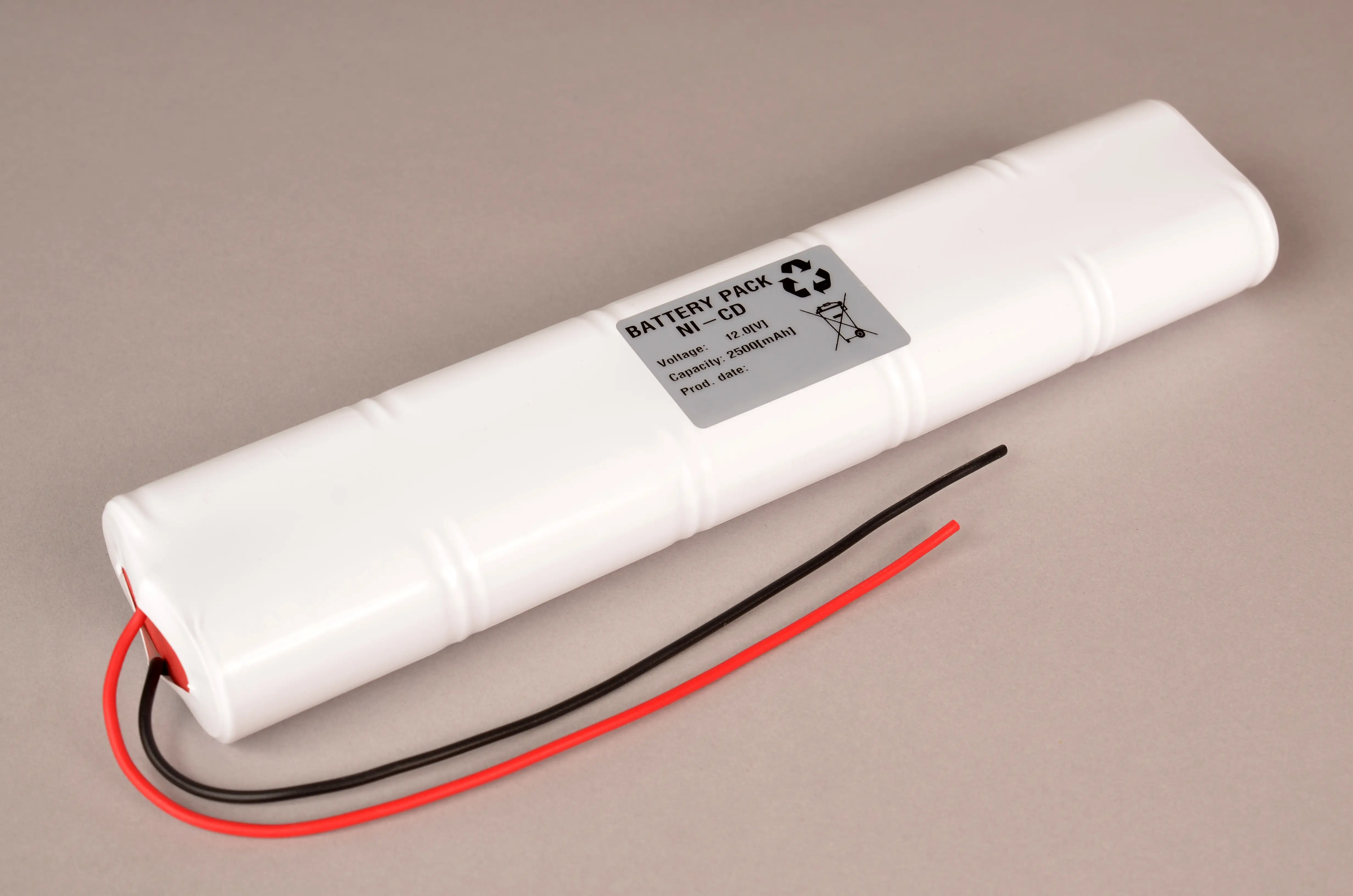 NiCd Notbeleuchtung Akku 12V / 2500mAh (2,5Ah), Stab mit Kabel NiCd Notbeleuchtung Akku 12V / 2500mAh (2,5Ah), Stab mit Kabel